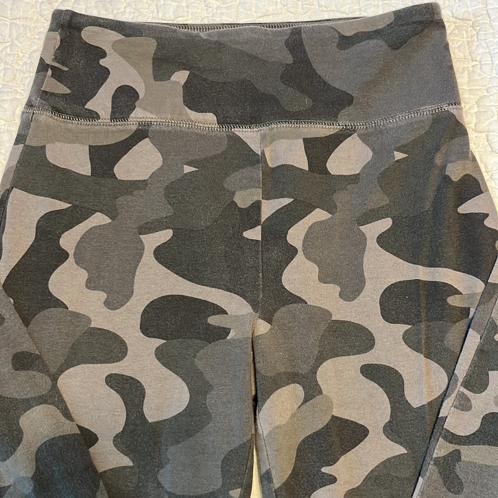 Wild Fable High Waited Green Camo Leggings. Size XS. EUC! - Picture 2 of 5